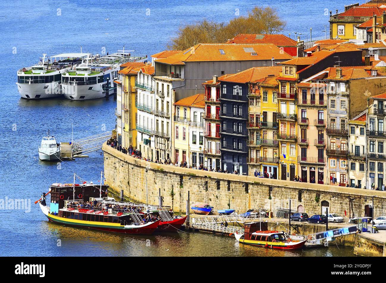 Porto, Portugal Altstadt Ribeira Antenne Promenadenblick mit bunten Häusern, Flusskreuzfahrten auf dem Douro und Boote Stockfoto