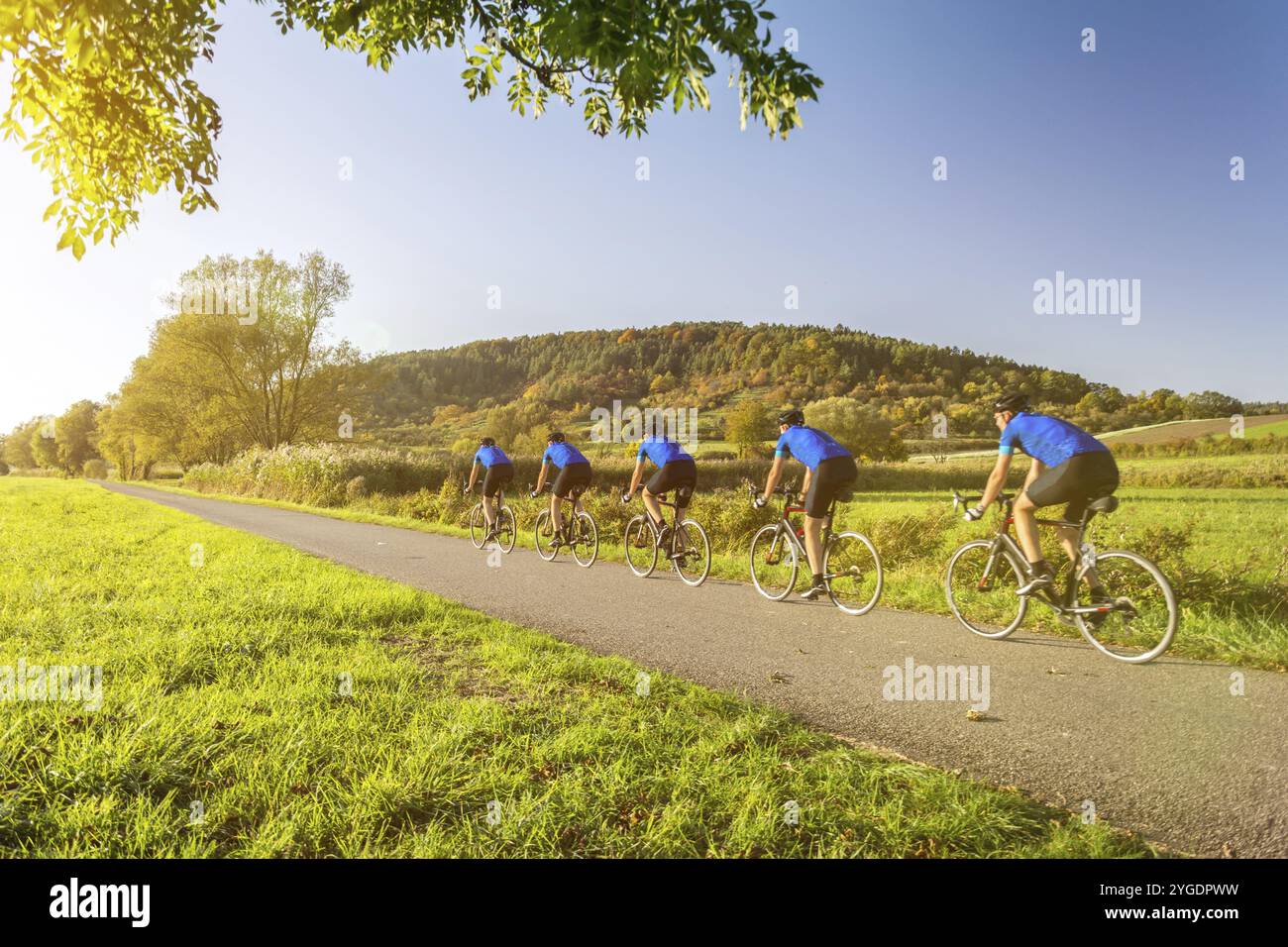 Multiple Bild von Mann auf einem Rennrad in landschaftlich schönen Herbst Landschaft Stockfoto