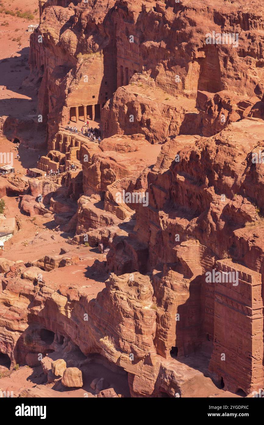 Petra, Jordanien, 3. November 2022: Blick auf die alten Nabatäischen Königsgräber und Hauptstraße von Petra voller Touristen, Asien Stockfoto