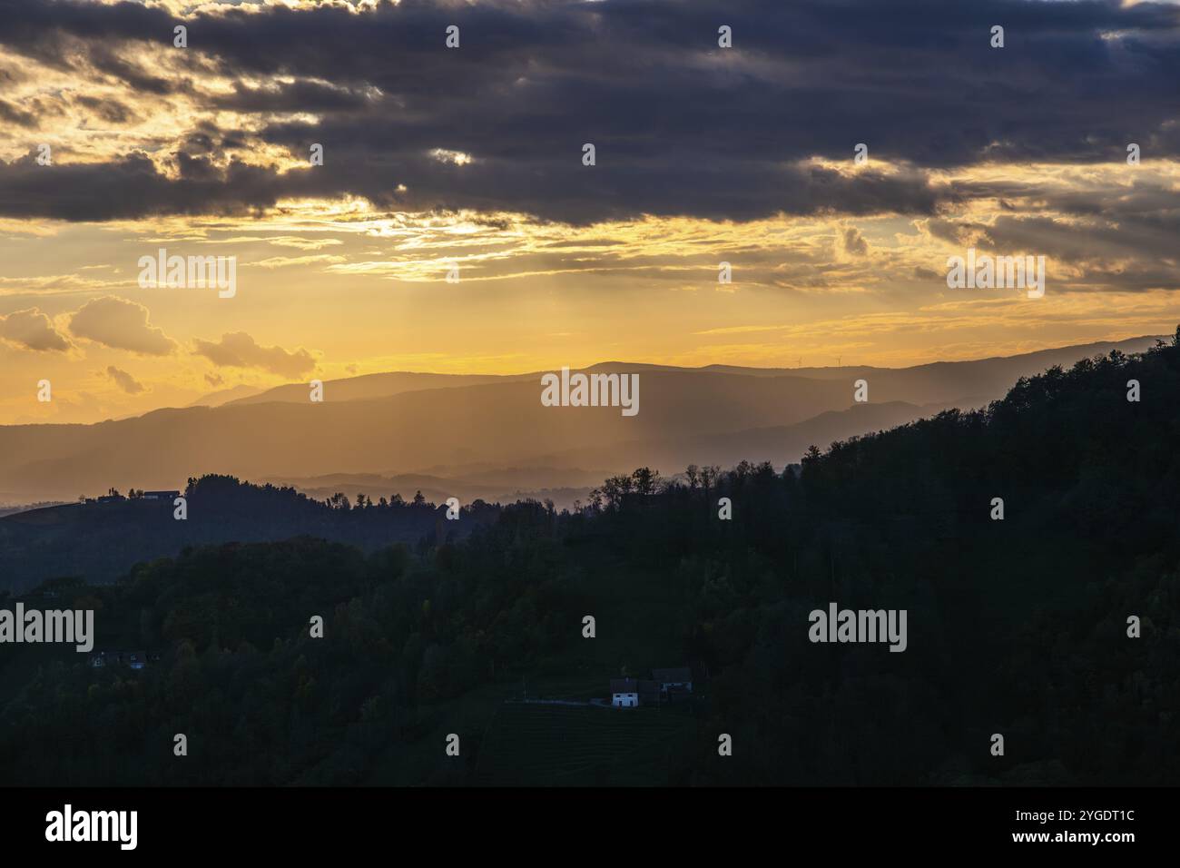 Bewölkte Stimmung an der Weinstraße Sausal, bei Kitzeck, Weinanbaugebiet Sausal, Steiermark, Österreich, Europa Stockfoto