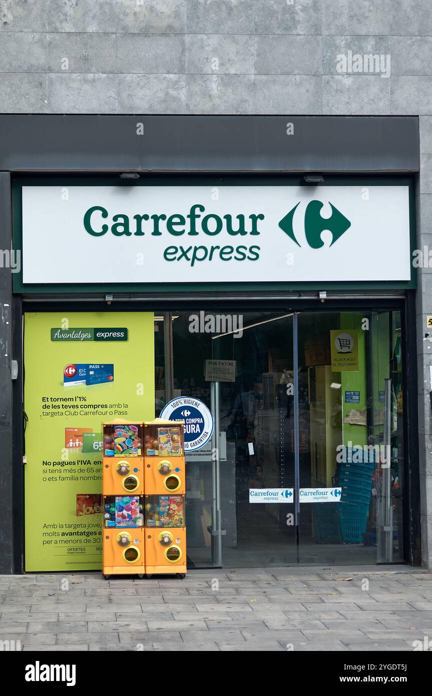 Viladecans. Spanien - 7. November 2024: Eingang zum Supermarkt Urban carrefour Express Stockfoto