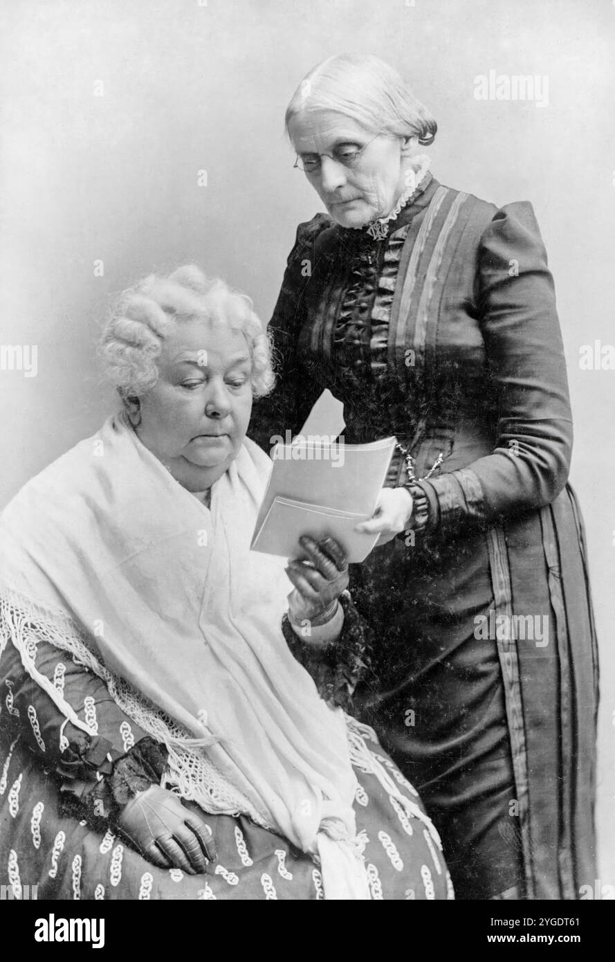 Elizabeth Cady Stanton (1815–1902) (sitzend) und Susan B Anthony (1820–1906) (stehend), amerikanische Führungspersönlichkeiten der Frauenrechtsbewegung, Porträtfoto von David B. Edmonston, 1880-1902 Stockfoto