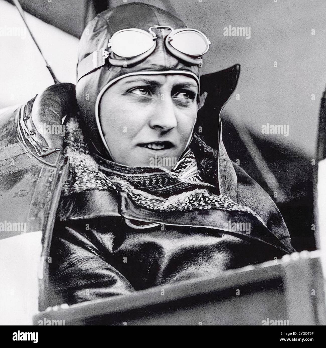 Amy Johnson (1903 – verschwunden am 5. Januar 1941) in ihrem Black Hawk Moth Flugzeug, das Australien nach Newcastle verlässt, Porträtfoto, 14. Juni 1930 Stockfoto