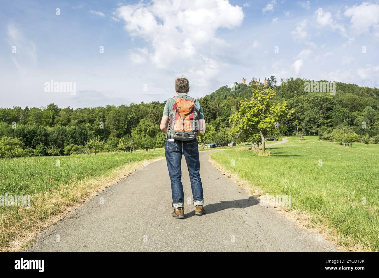 Männlicher Wanderer am Anfang einer Wanderung Stockfoto