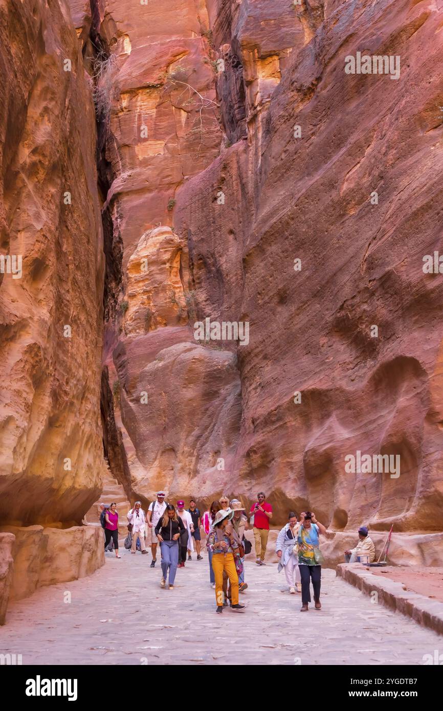 Petra, Jordanien, 3. November 2022: Menschen Touristen gehen entlang der Siq-Mauern zum Finanzministerium, Al Khazneh, eines der neuen sieben Weltwunder Asiens Stockfoto