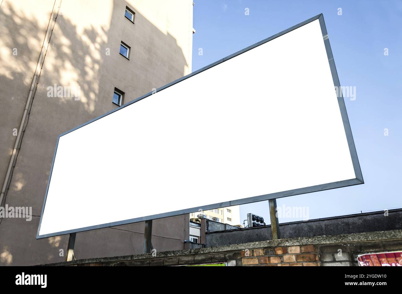 Leere Panorama-Plakatwand in städtischer Umgebung Stockfoto