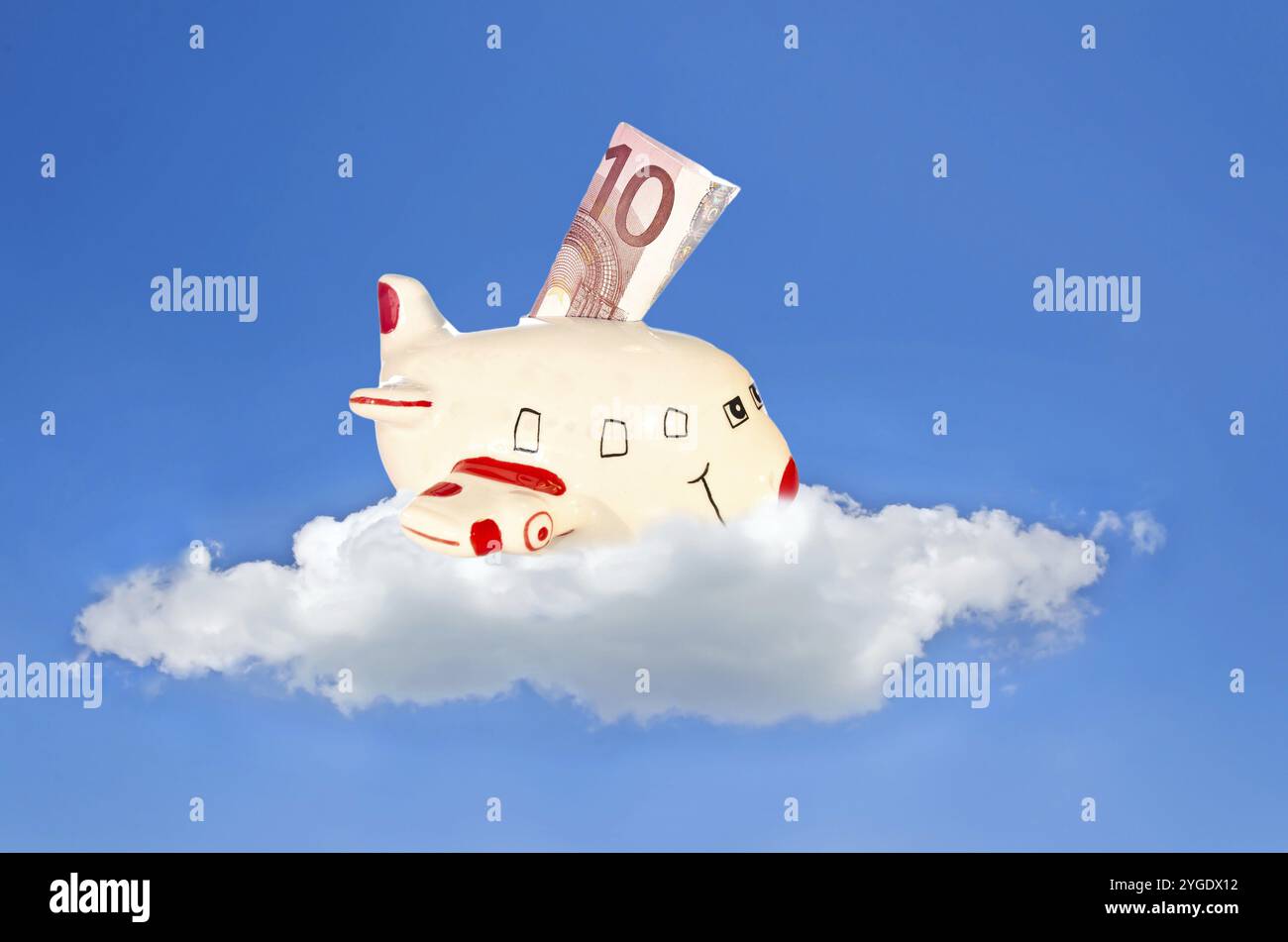 Flugzeug-förmige Sparschwein auf einer Wolke mit Euro-Rechnung Stockfoto