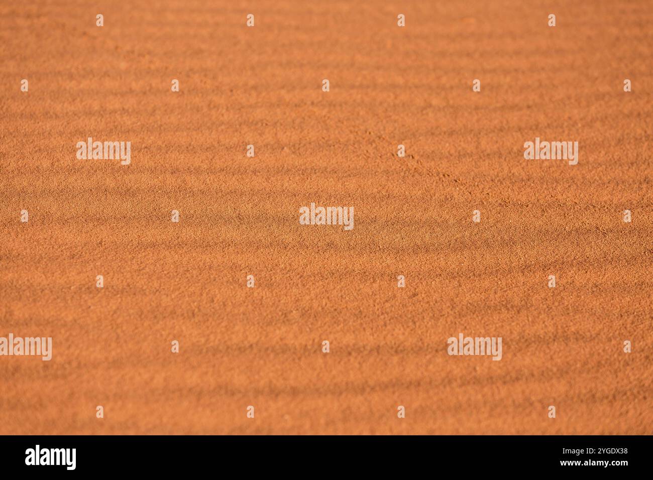 Gold orange Wüste Sand Textur Hintergrund mit Wellen und Spuren Stockfoto