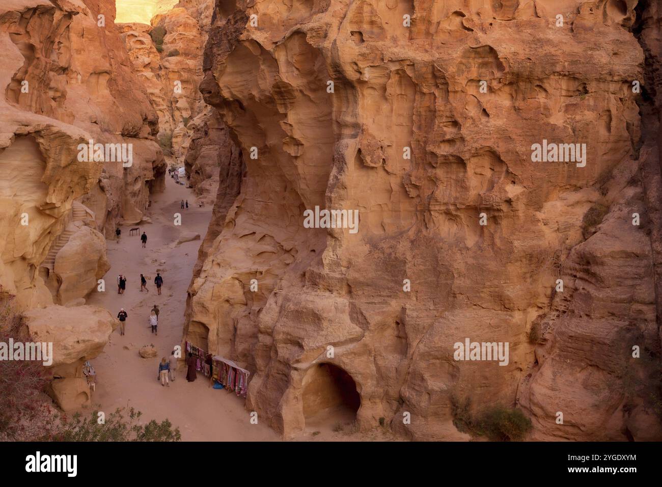 Wadi Musa, Jordanien, 2. November 2022: Rocks and Road View in Little Petra, Siq al-Barid, Asien Stockfoto