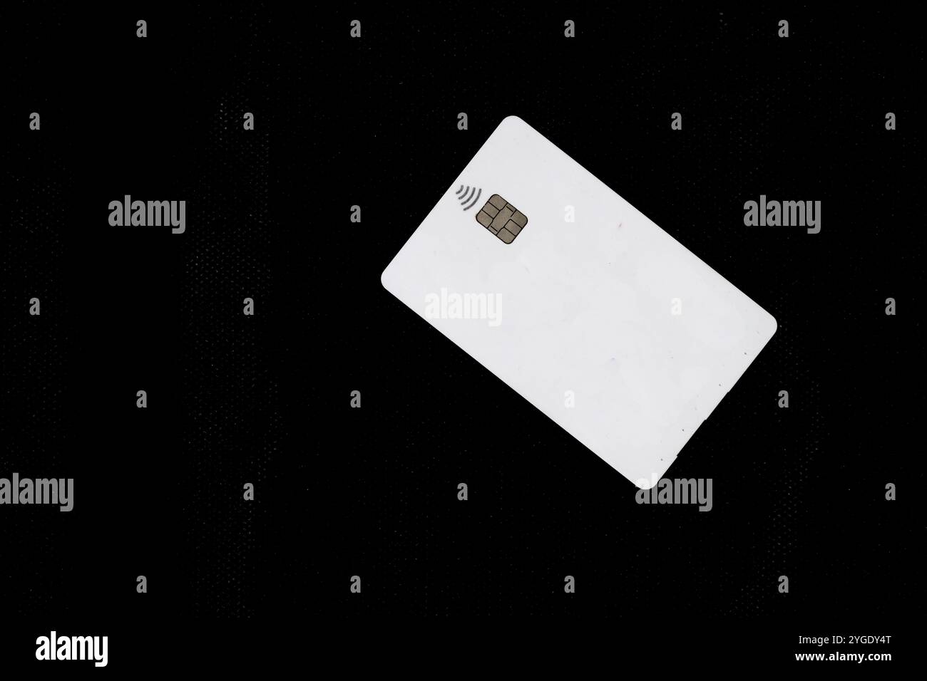Bild einer weißen Bankkreditkarte mit Chip auf schwarzem Hintergrund. Kopieren Sie den Bereich, der von einem Designer ausgefüllt werden soll. Konzept von Bank, Geld, Kreditkarte Stockfoto