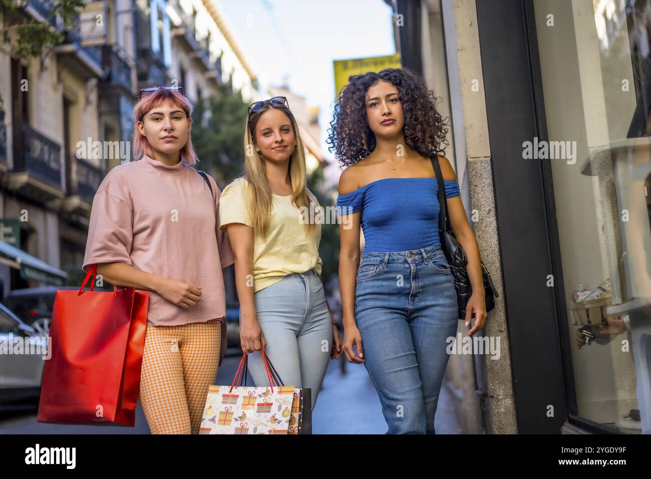 Porträt von drei verschiedenen Frauen mit Einkaufstaschen, die in der Stadt stehen Stockfoto