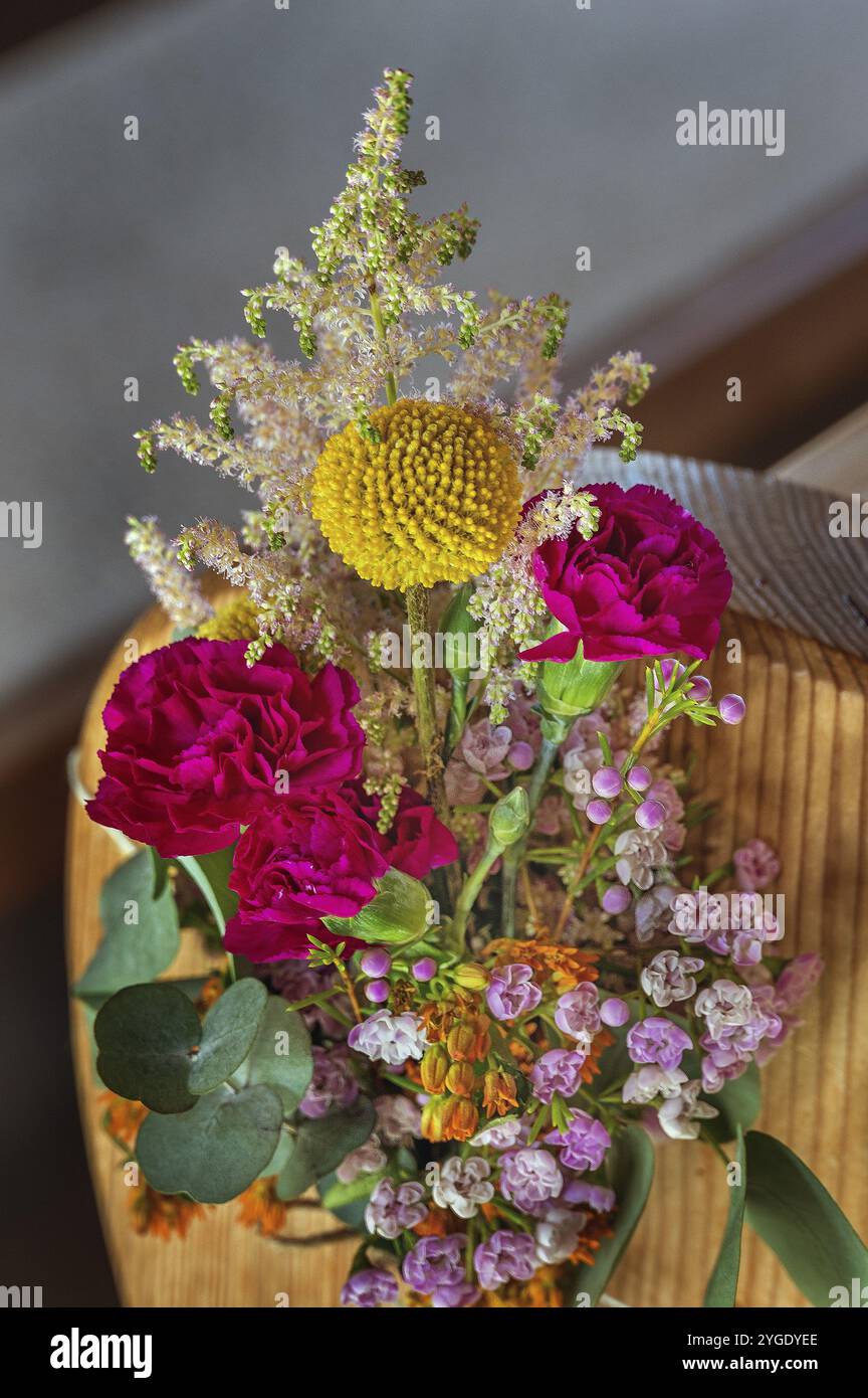 Blumenarrangement auf der Kirchenbank in der Kapelle am Schweineberg von 1977, Schweineberg bei Ofterschwang, Allgaeu, Bayern, Deutschland, Europa Stockfoto