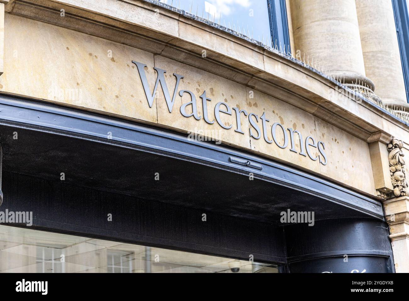 Oxford, UK - 5. Juni 2024: Waterstones Book Store Sign. Stockfoto