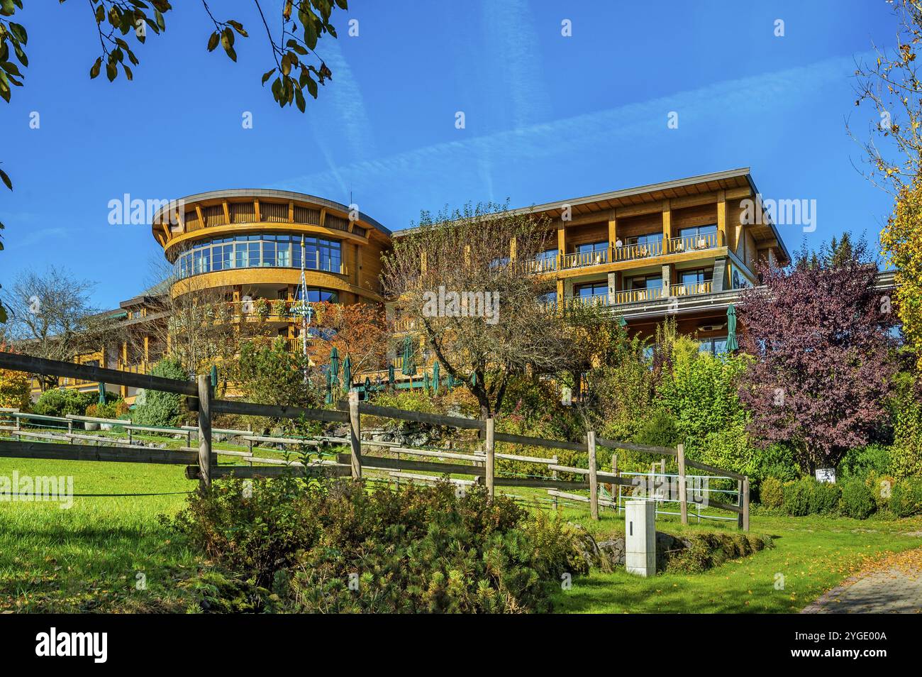 Sonnenalp Resort, blauer Himmel, in der Nähe von Ofterschwang, Allgaeu, Bayern, Deutschland, Europa Stockfoto