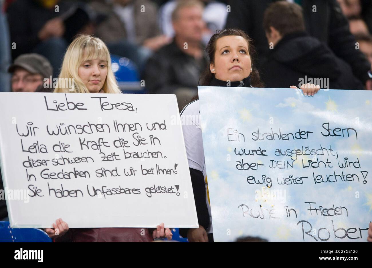 ARCHIVFOTO: Vor 15 Jahren, am 10. November 2009, starb Robert Enke, zwei weibliche Fans halten Plakate zum Gedenken an den verstorbenen Torhüter Robert ENKE und wünschen seiner Frau Teresa 'Kraft', Fußball-Länderspiel, Deutschland (GER) - Elfenbeinküste (CIV) 2:2, am 18. November 2009 in Gelsenkirchen ? Sven Simon # Prinzess-Luise-Str. 41 # 45479 M uelheim/R uhr # Tel. 0208/9413250 # Fax. 0208/9413260 # Konto 244 293 433 # P ostbank E ssen # Bankleitzahl 360 100 43 # E-Mail: svensimon@t-online.de # www.SvenSimon.net. Stockfoto