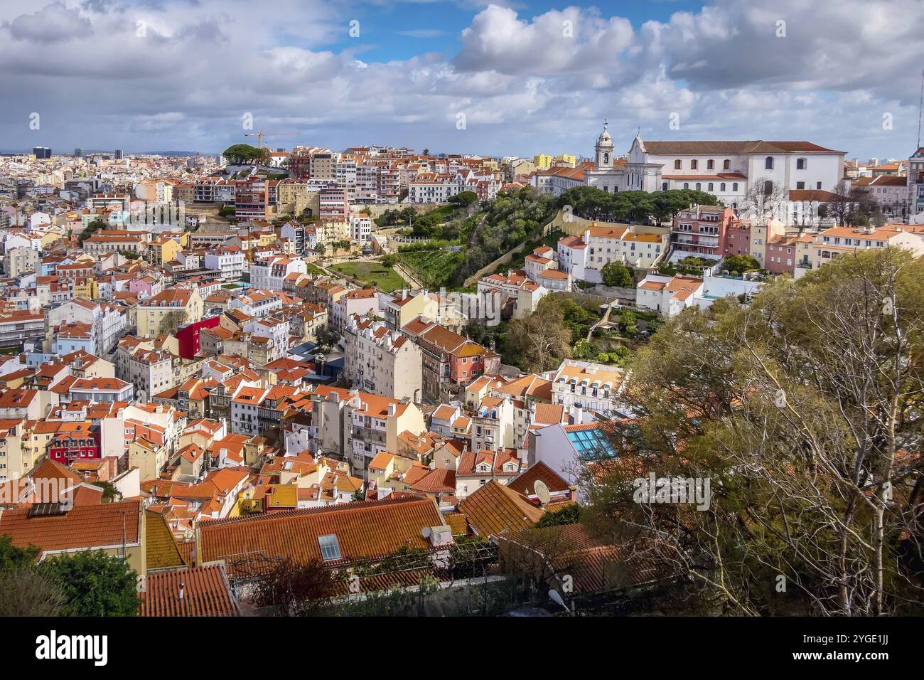 Lissabon, Portugal Panoramablick Luftaufnahme mit bunten Häusern und Estrela Basilica Türme der Kathedrale Stockfoto