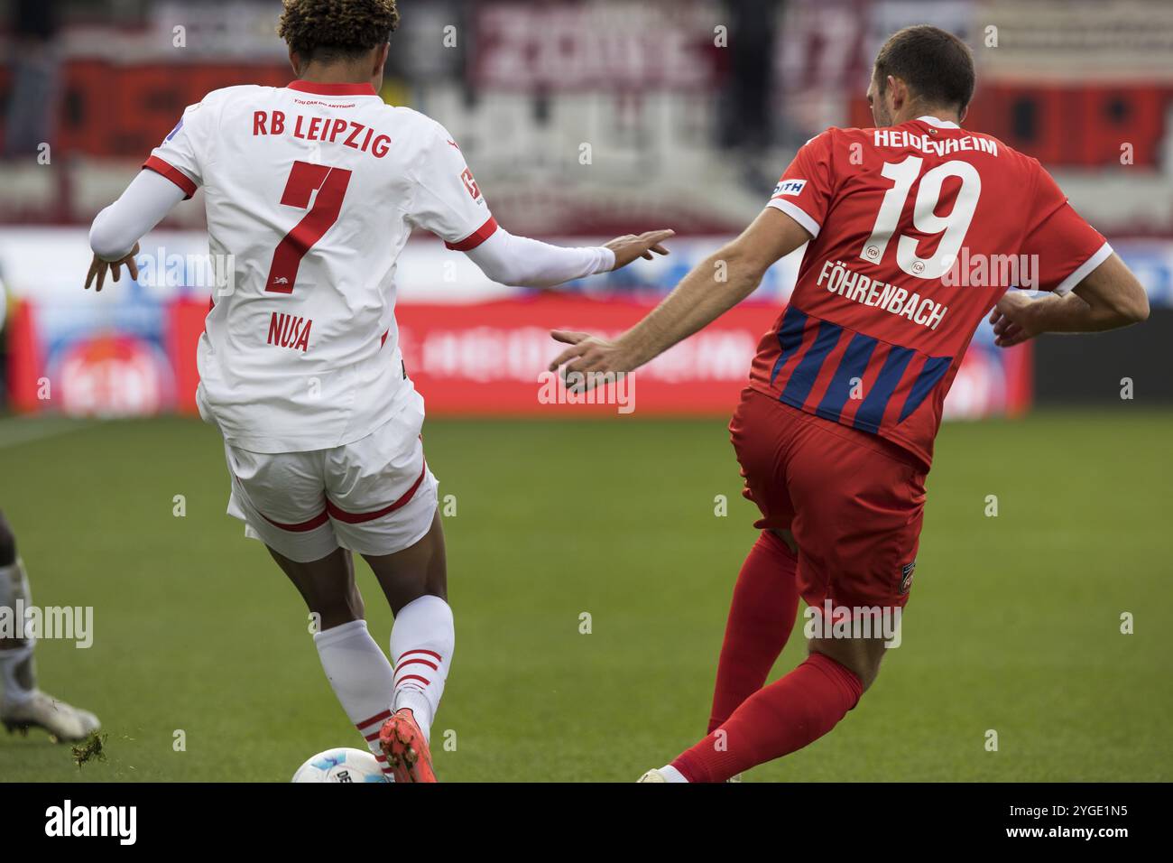 Antonio NUSA RB Leipzig verließ den Ball im Duell mit Jonas FOeHRENBACH 1.FC Heidenheim beide von hinten, Fußballstadion Voith-are Stockfoto