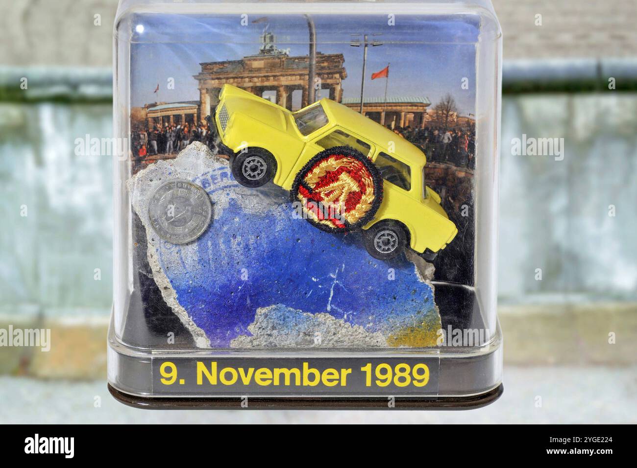 Mauerfall am 9. November 1989, altes Berlin Souvenir mit Berliner Mauer, November 2024 Deutschland, Berlin, 1989, 2024, Berlin-Souvenir, Maueröffnung, Mauerfall am 9. November 1989, Trabbi auf Original Mauerstück, Berlin Souvenir von 1991, im Hintergrund die Berliner Mauer, Symbol, symbolisch, Symbolik, Symbolfoto, Gedenken an 35 Jahre Mauerfall, Ende der DDR, Reiseandenken, Wende, Wendezeit, Trabant, 1980er, 1990er, 80er, 90er, Jahre, Achtziger Jahre, historisch, Geschichte *** Fall der Mauer am 9. November 1989, altes Berliner Souvenir mit Berliner Mauer, November 2024 Deutschland, Berlin, 1989, 202 Stockfoto