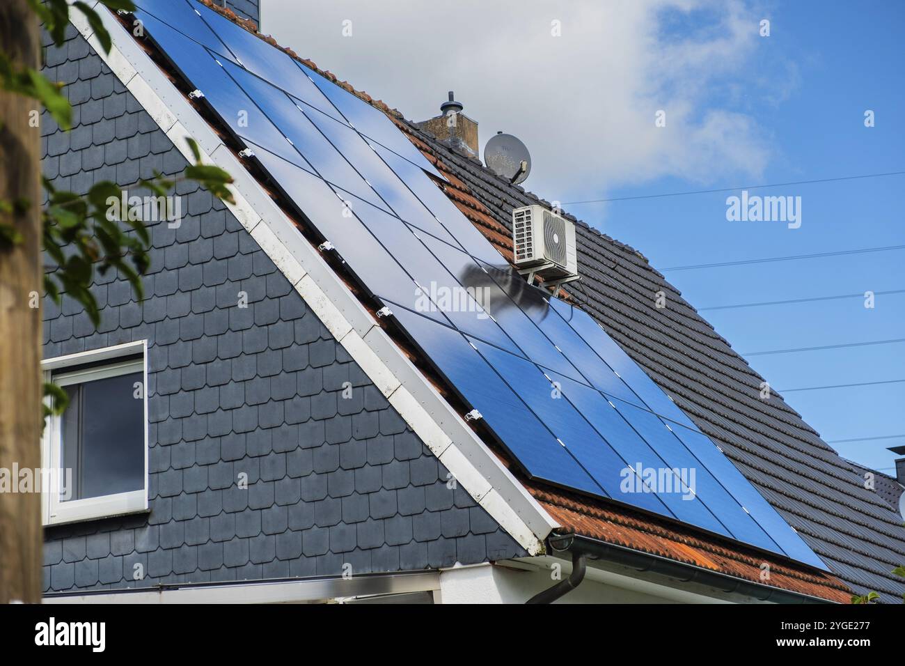 Solarpaneele auf dem Dach eines Einfamilienhauses in Essen, Deutschland, Europa Stockfoto