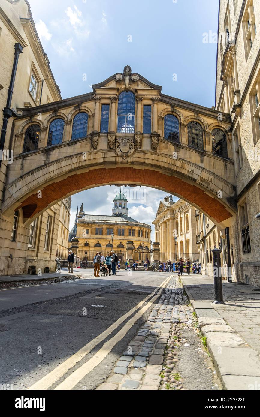 Oxford, UK - 5. Juni 2024: Bodleian-Bibliothek, Sheldonian Theatre und Clarendon Building durch den Bogen der Hertford Bridge, auch bekannt als Bridge of Si Stockfoto