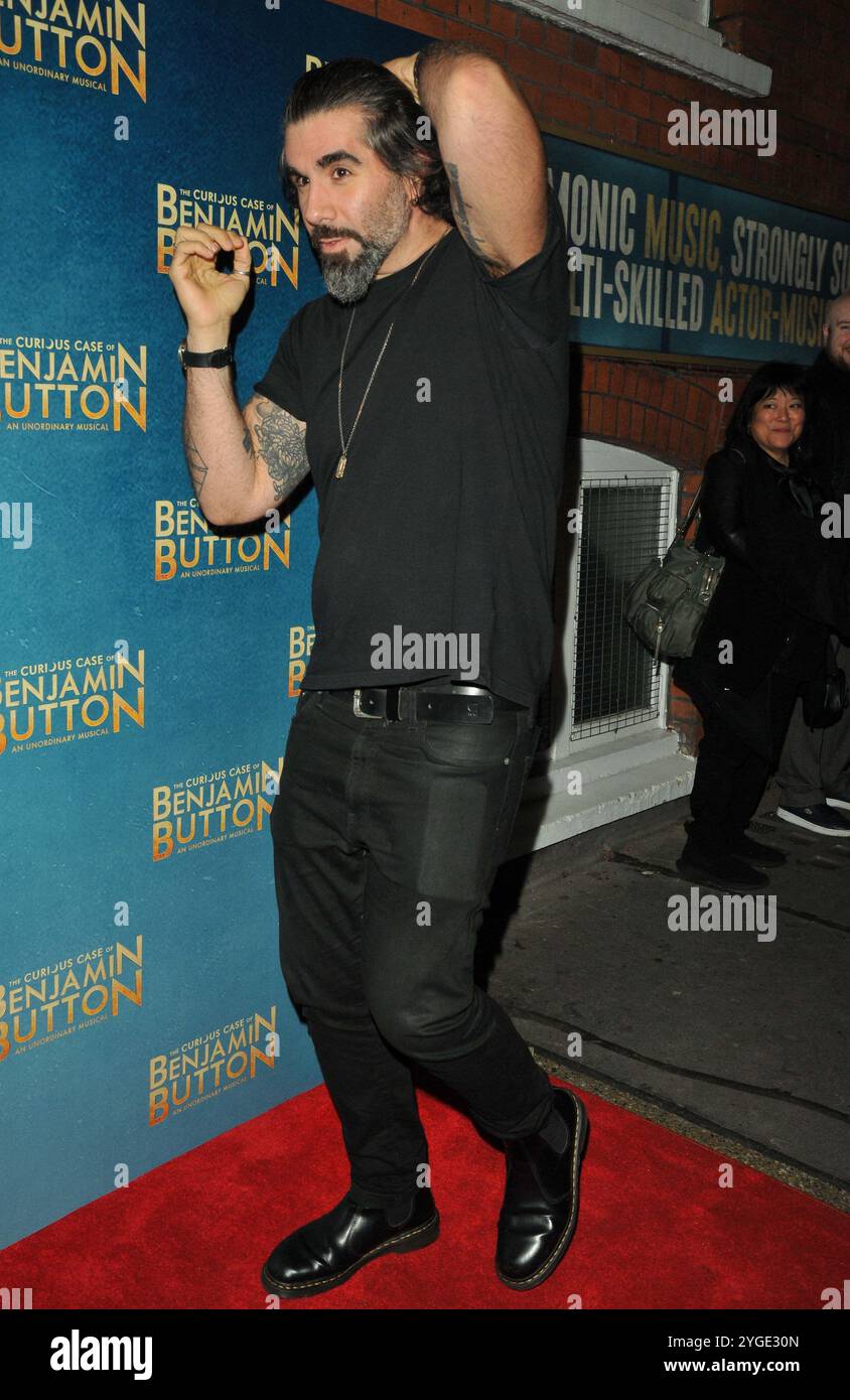 London, Großbritannien. November 2024. Simon Lipkin bei „The Curious Case of Benjamin Button“-Theaterstück Press Night, Ambassadors Theatre, West Street, am Mittwoch, den 06. November 2024 in London, England, Großbritannien. CAP/CAN © CAN/Capital Pictures Credit: Capital Pictures/Alamy Live News Stockfoto