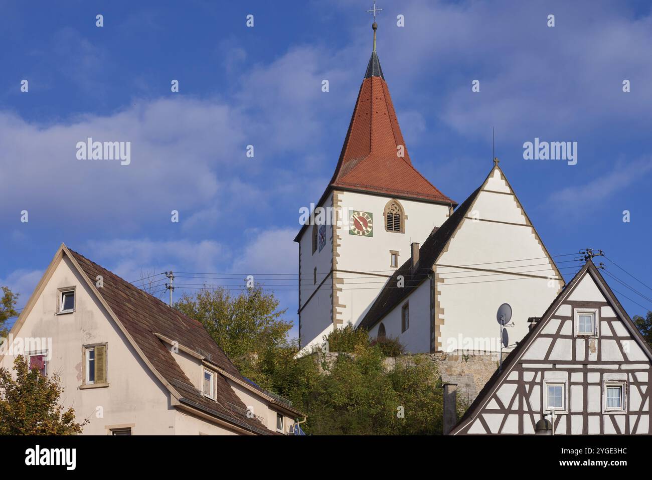 Historische Gebäude in der berühmten Altstadt von Freiberg am Neckar. Deutschland Uhrturm des alten Rathauses. Bunte Fachwerkhäuser im historischen Mittelalter Stockfoto