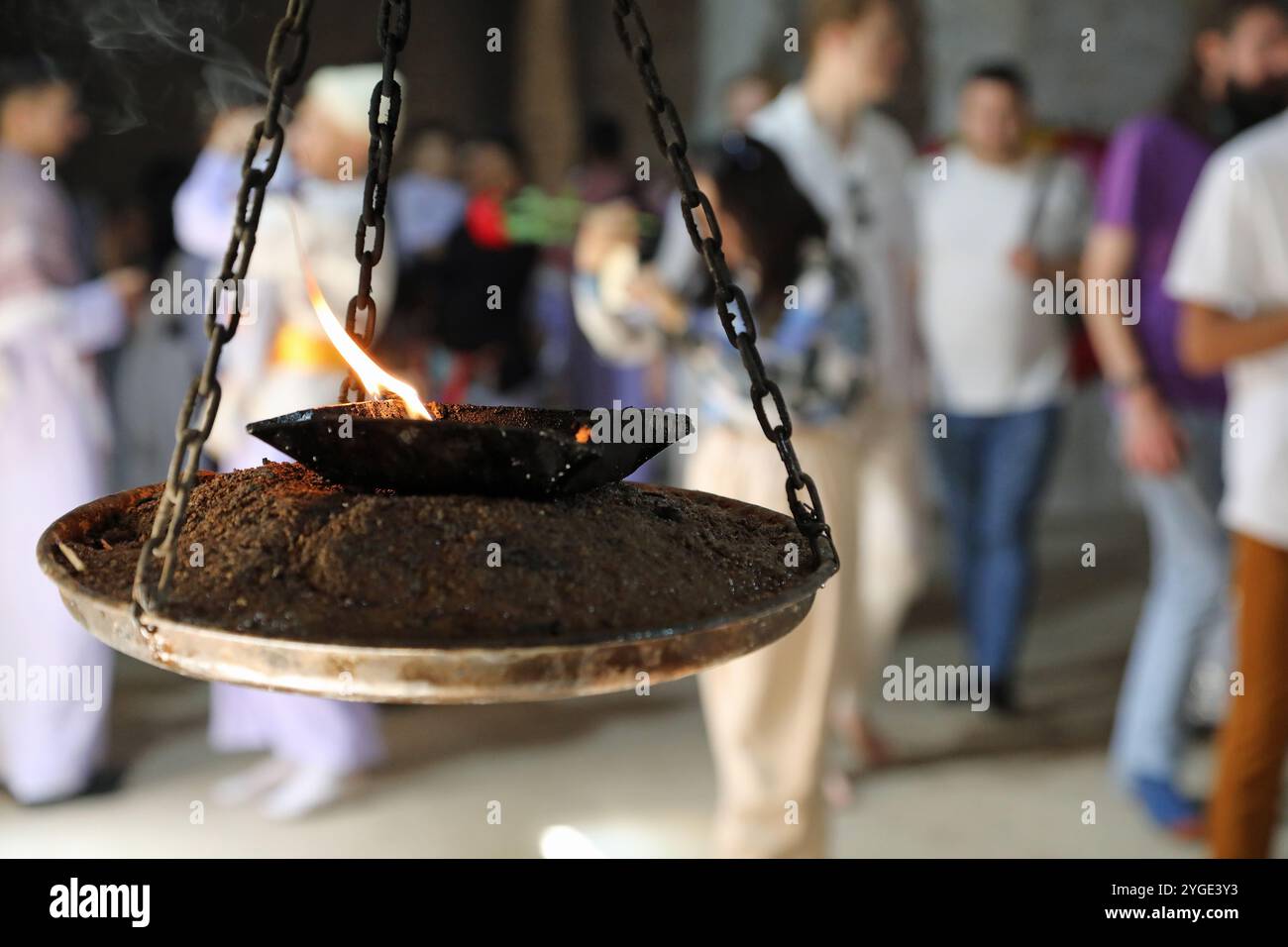 Heilige Lampe brennt in der Tempelanlage von Lalish im irakischen Kurdistan Stockfoto