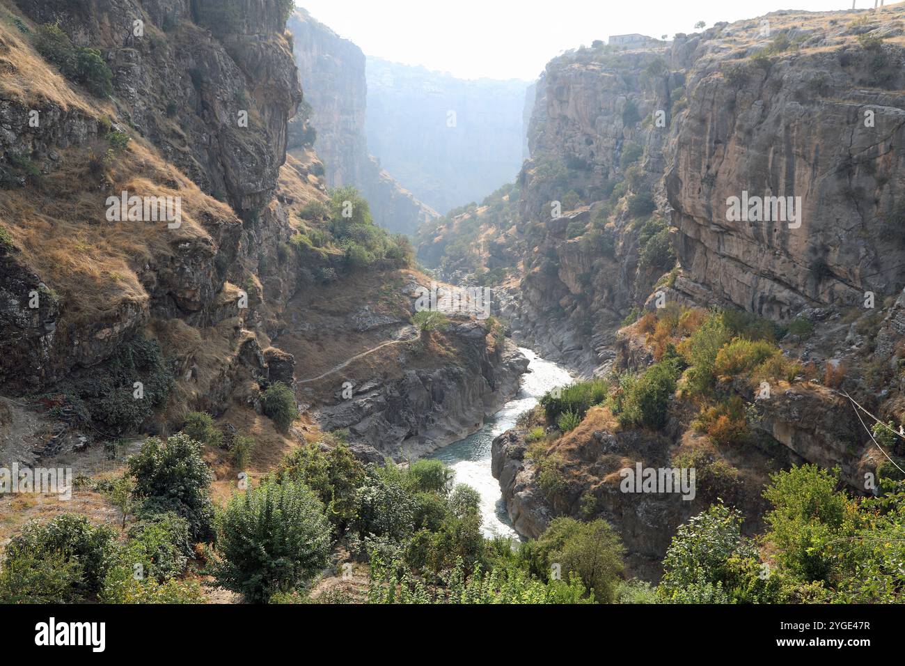 Blick auf die historische einspurige Hamilton Road in Irakisch-Kurdistan Stockfoto