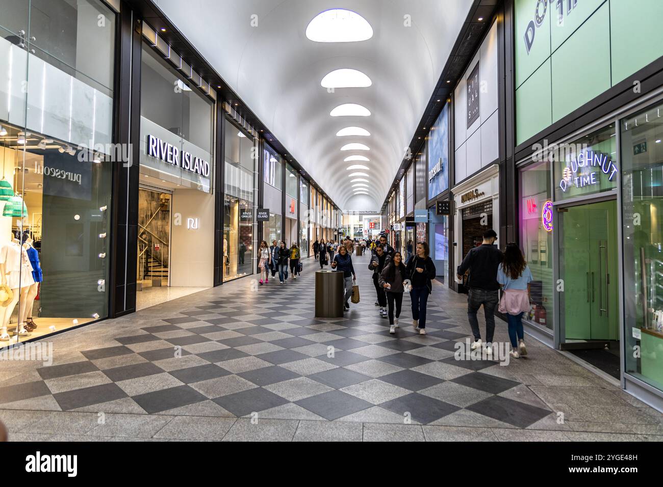 Oxford, UK - 5. Juni 2024: Westgate Einkaufszentrum mit vielen beliebten Einzelhandelsgeschäften. Stockfoto