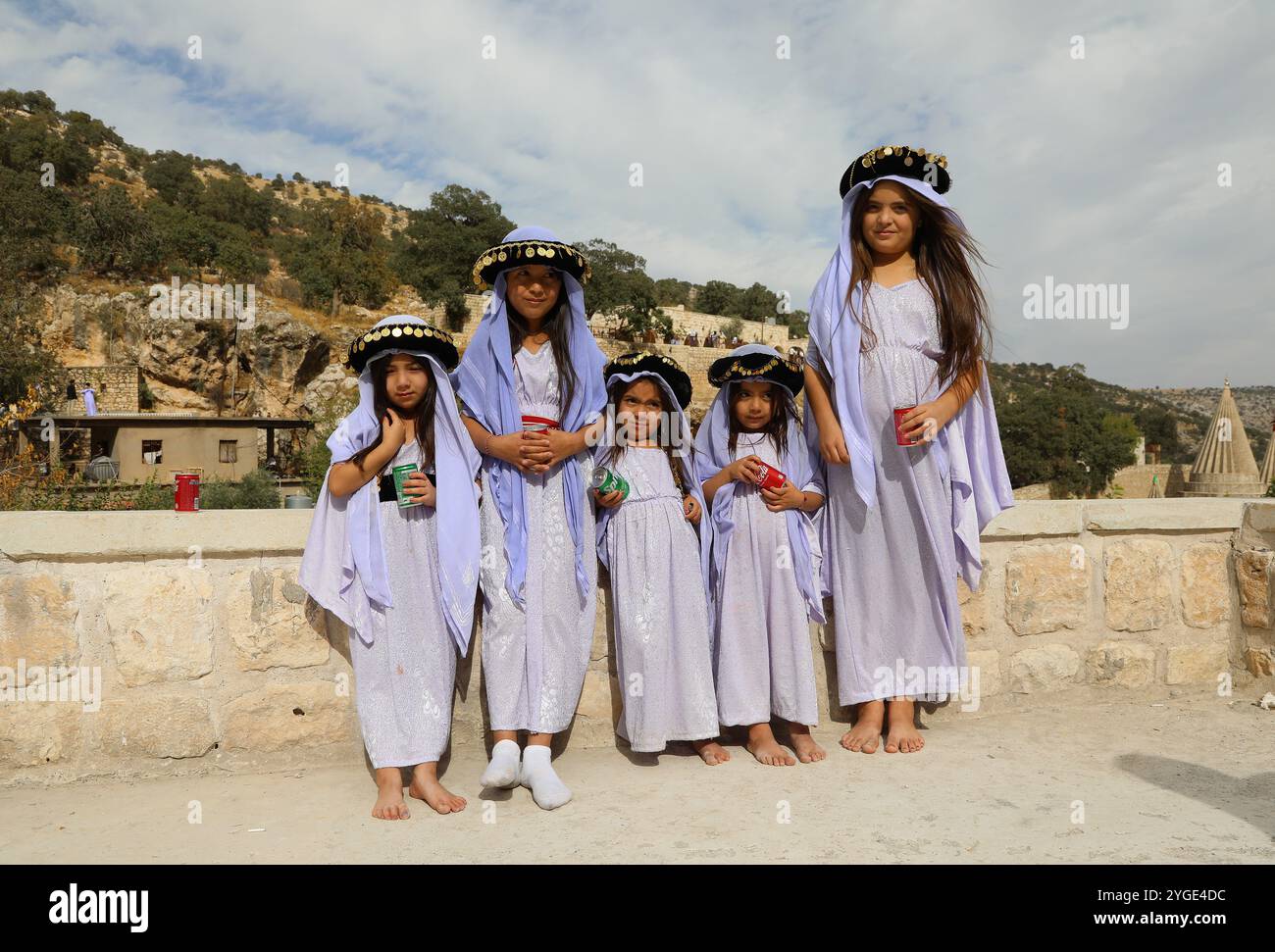 Jesidische Mädchen, die eine Familienpilgerreise zur heiligen Stätte von Lalish im irakischen Kurdistan genießen Stockfoto