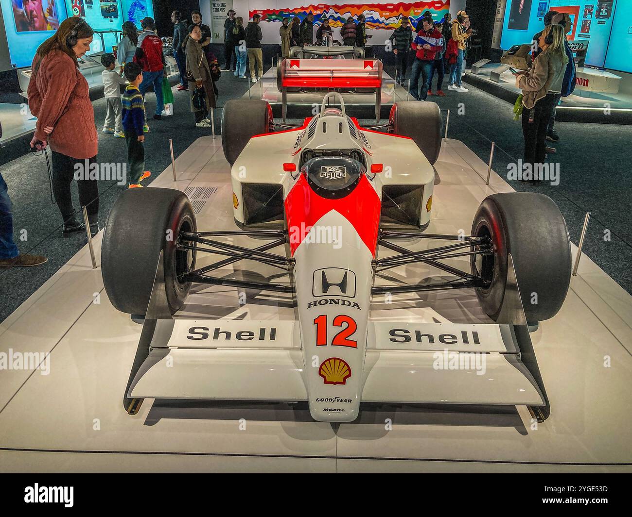 Vorderansicht des McLaren-Honda MP4/4 Formel-1-Rennwagens von Ayrton Senna, in dem er 1988 seine erste Weltmeisterschaft gewann Stockfoto