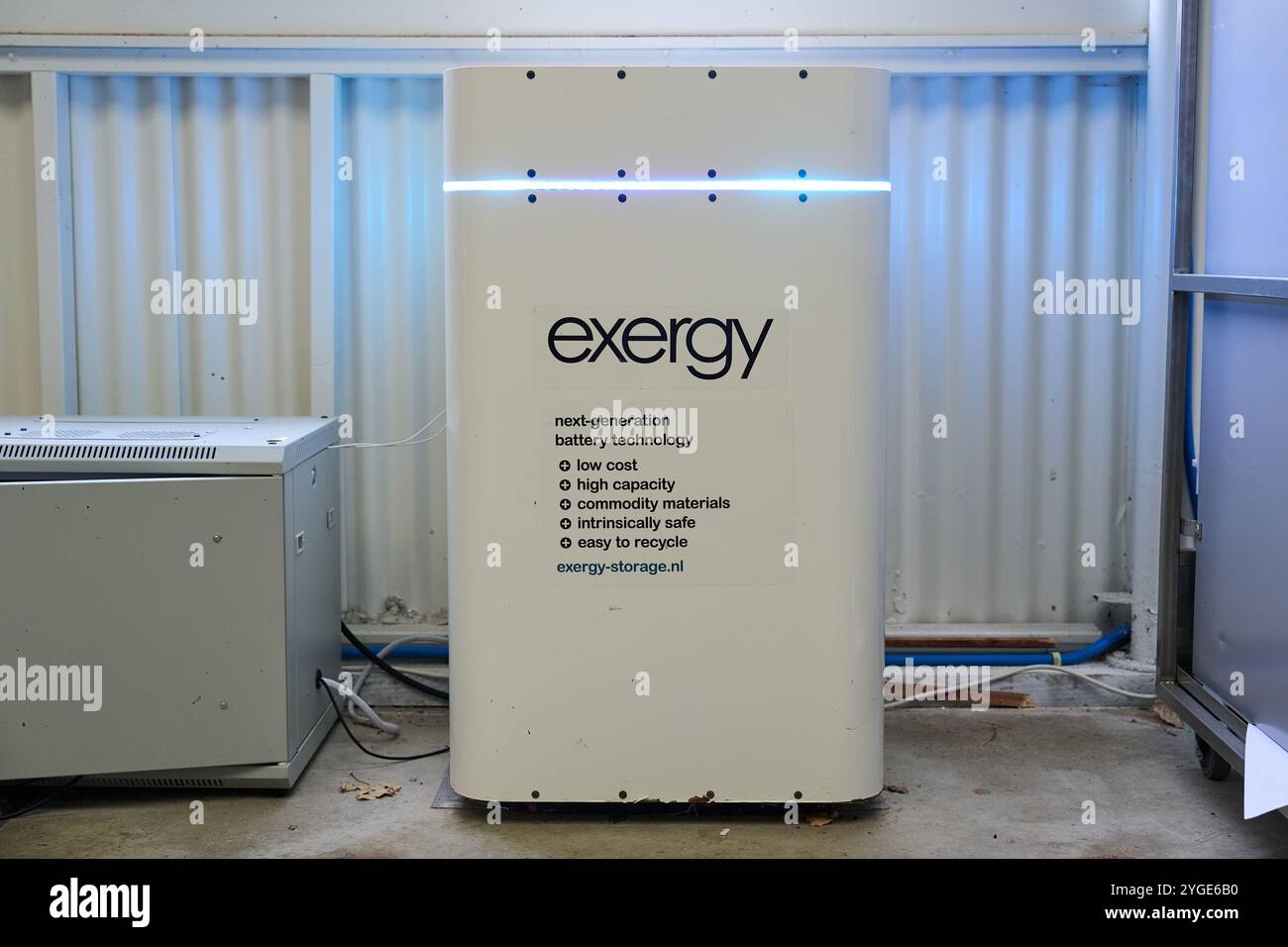 DELFT - Eine Salzbatterie zur Energiespeicherung bei der Vorstellung des neuen Konzepts der Energiezentren der TU Delft. Ein Energiestub ist ein intelligentes, dezentralisiertes Energiesystem, in dem nachhaltige Energie gespeichert und gleichzeitig umgewandelt und an die Nutzer zurückgeliefert wird. Forschern zufolge könnten diese Drehkreuze in Zukunft eine wichtige Lösung für das überlastete Stromnetz sein. ANP PHIL NIJHUIS niederlande raus - belgien raus Stockfoto