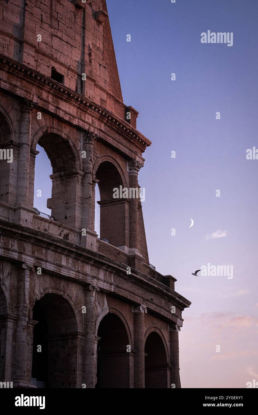 Rom, Italien. November 2024. Kolosseum bei Sonnenuntergang. Rom bereitet sich auf das Jubiläumsjahr 2025 vor, indem er an einigen seiner Denkmäler Verbesserungen und Konditionierungen durchführt. (Foto: Raul Moreno/SOPA Images/SIPA USA) Credit: SIPA USA/Alamy Live News Stockfoto