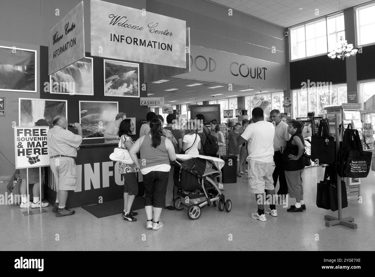 Touristen warten in der Schlange im Visitor and Welcome Center im Niagara Falls State Park, Niagara Falls, New York, USA. Stockfoto