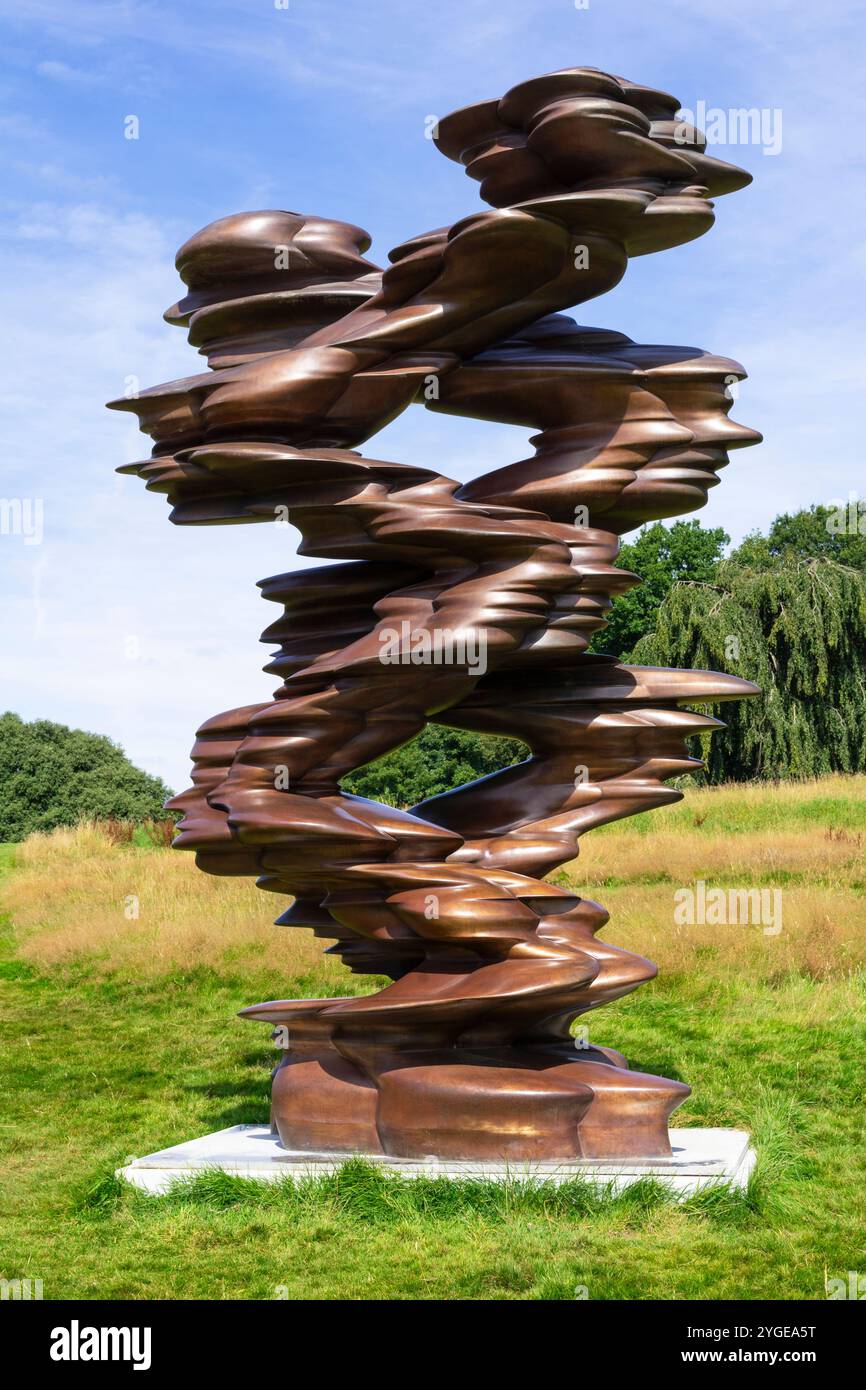 Tony Cragg 'Runner' 2015 eine Bronzeskulptur auf dem Gelände von Castle Howard Yorkshire, einem englischen Landhaus North Yorkshire England Großbritannien GB Europa Stockfoto