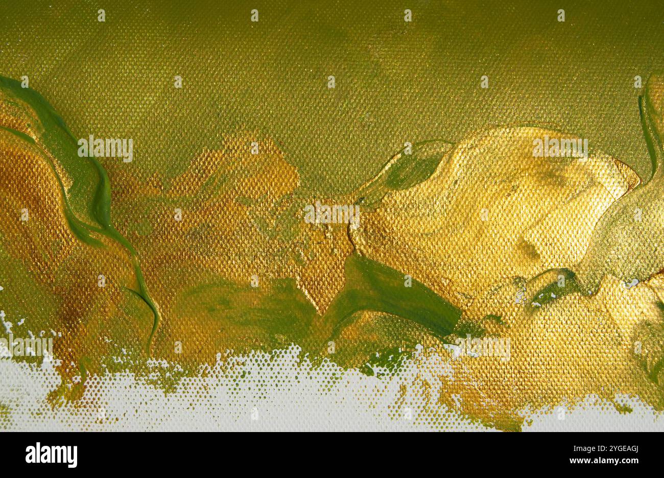 Glänzender goldgrüner Hintergrund mit glatter, metallischer Textur, ideal für elegante Designs. Stockfoto