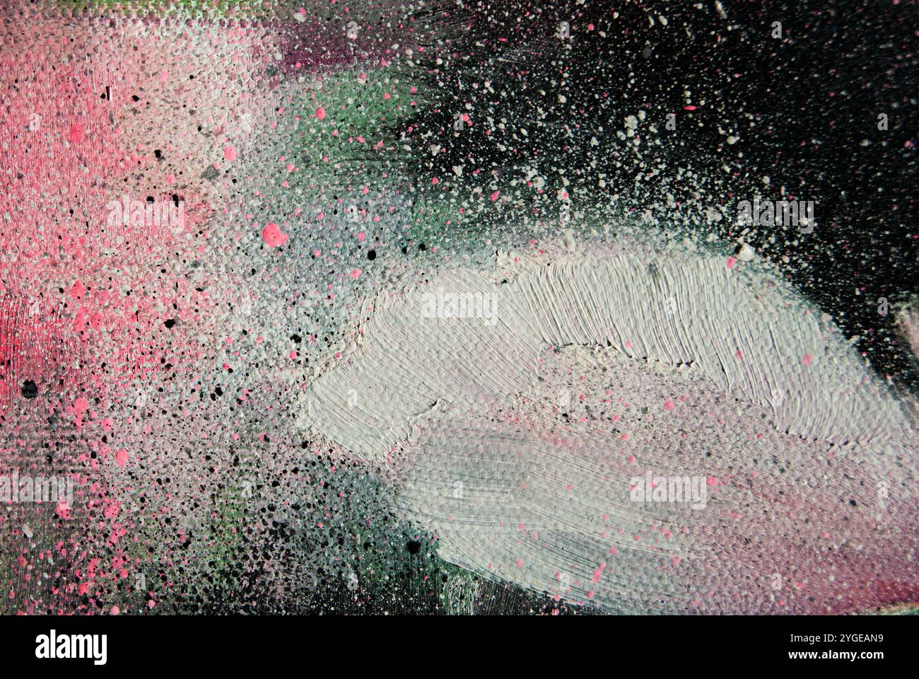 Abstrakter Hintergrund mit Pinselstrichen aus rosa, schwarzen und weißen Acrylfarben auf Leinwand, die eine moderne, künstlerische Atmosphäre schaffen. Stockfoto