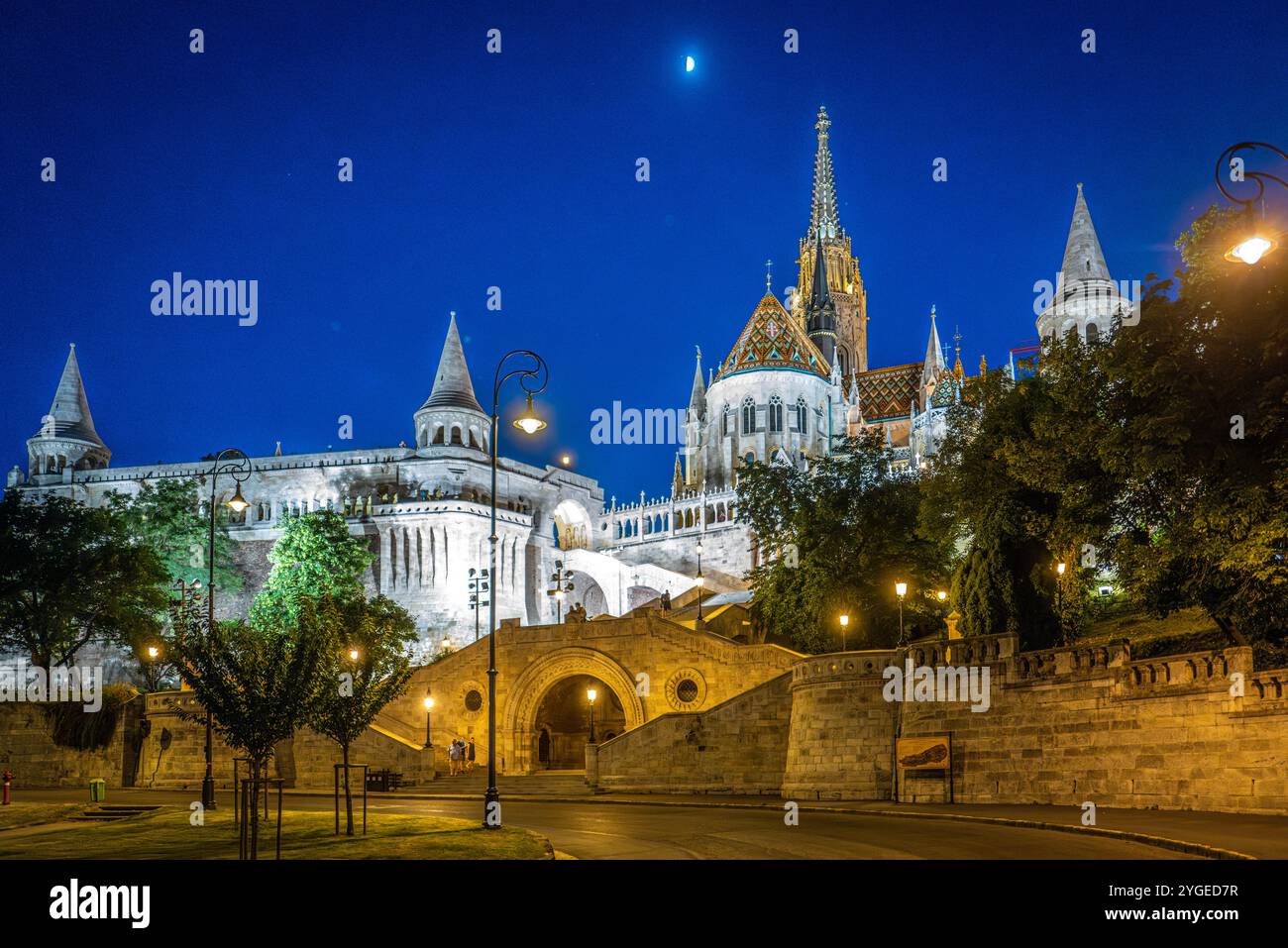 Der bezaubernde nächtliche Blick auf die Fischerbastei in Budapest, Ungarn Stockfoto