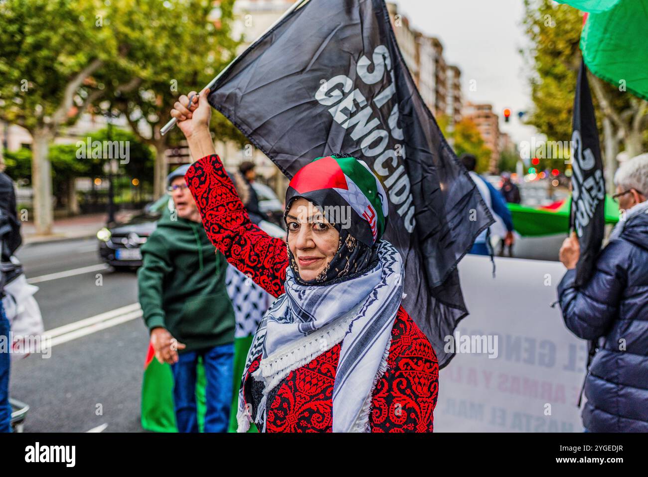 Logroño, La Rioja, Spanien. 11.07.2024: Palästinensischer Demonstrant mit einer Flagge aus Protest für palästinensische Rechte. Stockfoto