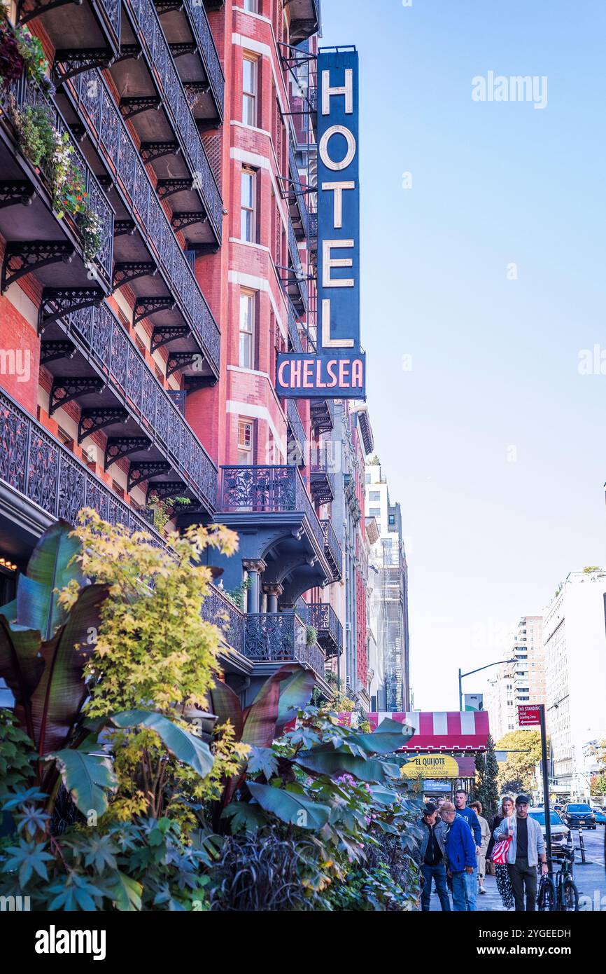 New York, New York, USA – 28. Oktober 2024: Außenansicht des Chelsea Hotel an der West 23rd Street in New York, New York, USA. Stockfoto