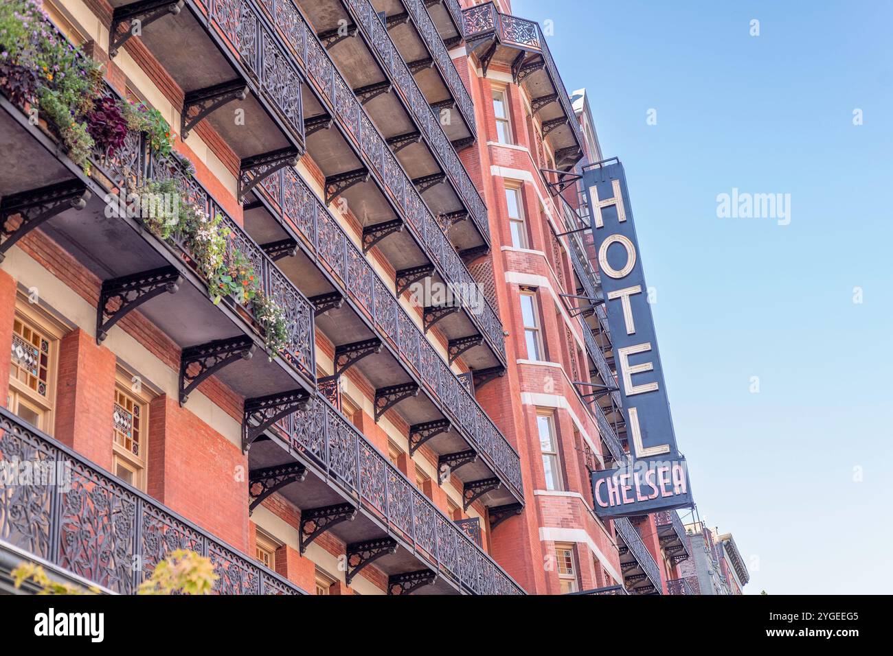 New York, New York, USA – 28. Oktober 2024: Außenansicht des Chelsea Hotel an der West 23rd Street in New York, New York, USA. Stockfoto