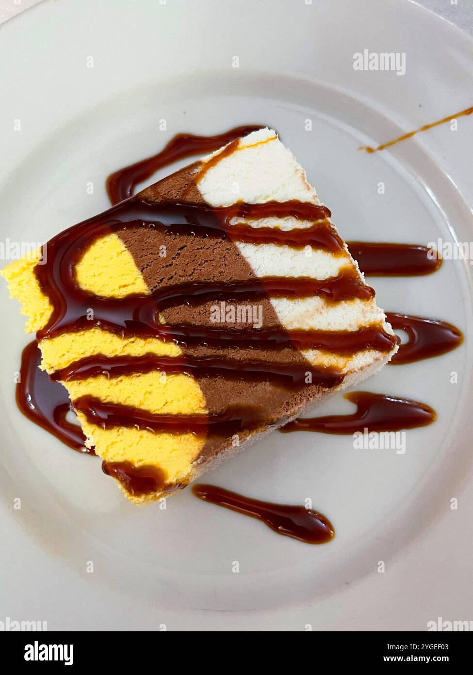 Eis mit drei Geschmacksrichtungen und Toffee Sirup. Stockfoto