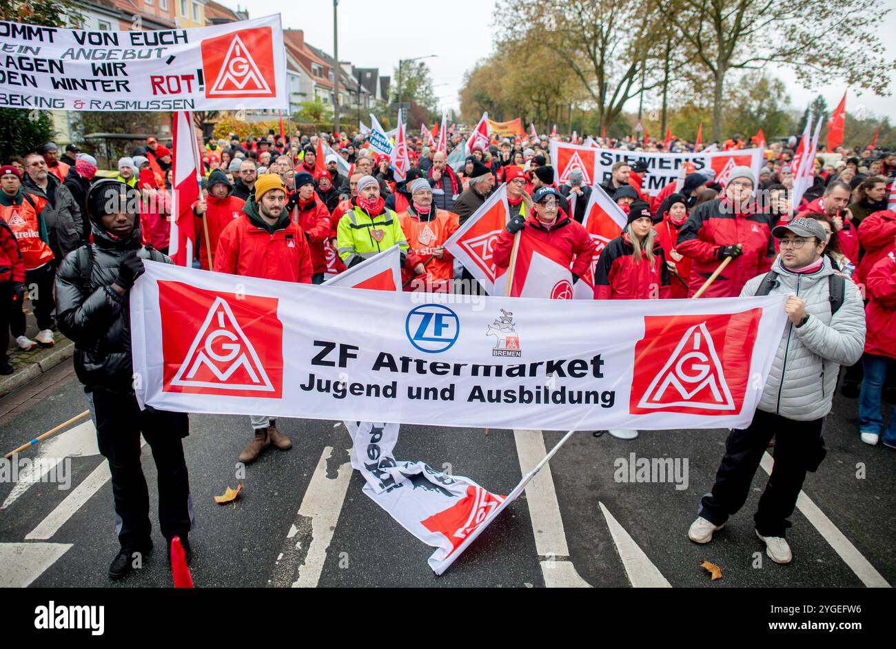 Bremen, Deutschland. November 2024. Mitarbeiter von ZF Aftermarket und anderen Unternehmen in Bremen und Umgebung nehmen an einer von der IG Metall organisierten Rallye Teil. Die Warnmeldungen in der Metall- und Elektroindustrie gehen weiter. Die IG Metall will den Druck im aktuellen Lohnstreit erhöhen. Quelle: Hauke-Christian Dittrich/dpa/Alamy Live News Stockfoto