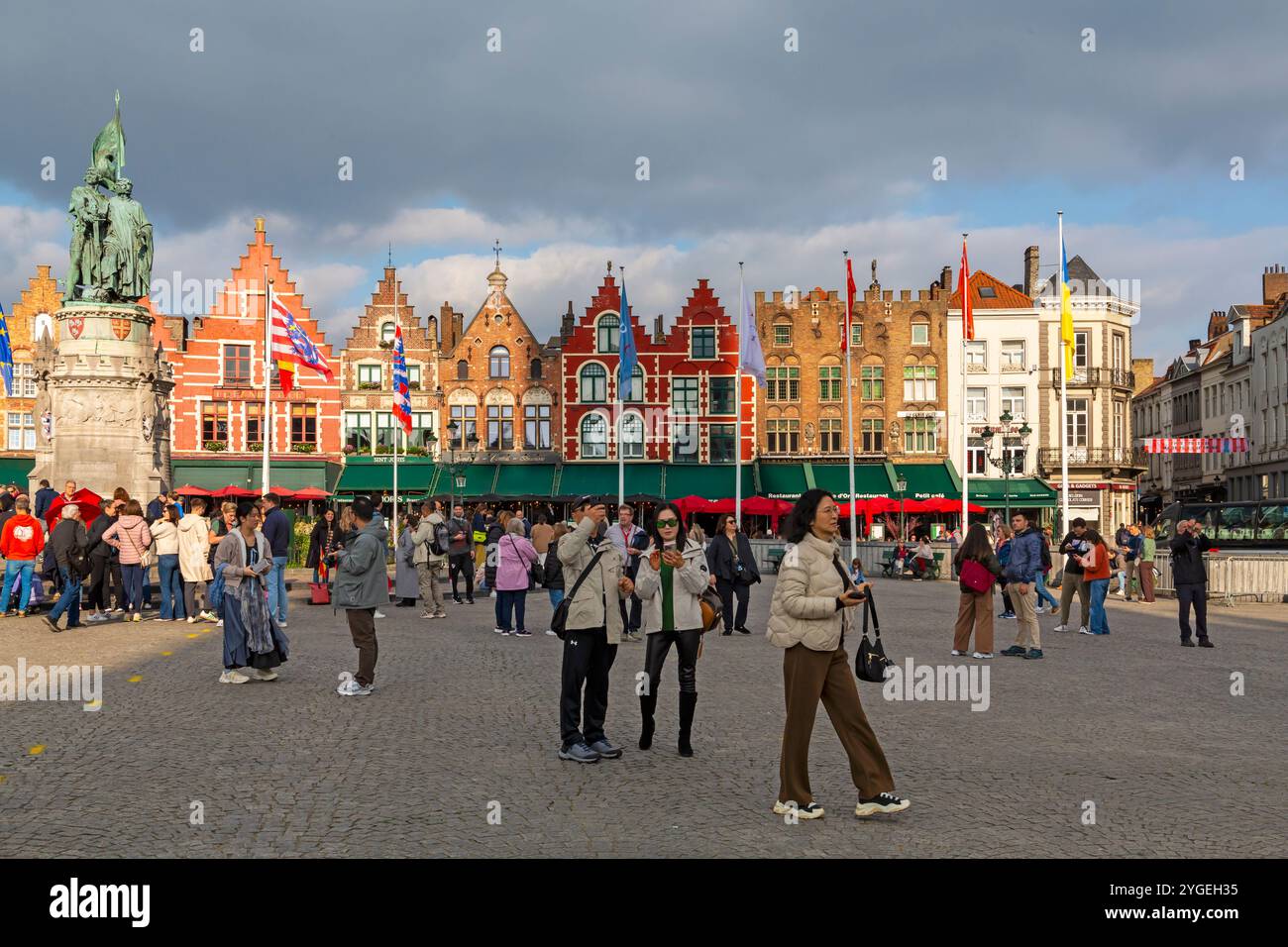 Touristen erkunden im Oktober den Brügge Market Square Markt in Brügge, Brügge, Belgien Stockfoto