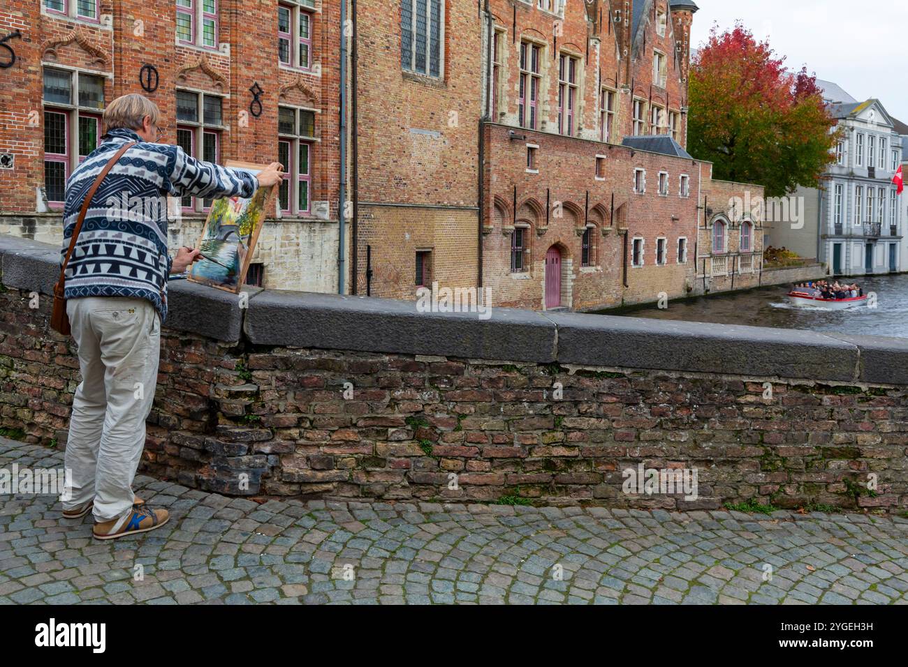Künstler auf der Blinde-Ezelbrug-Brücke in der Blinde Ezelstre malte im Oktober die Landschaft entlang des Groenerei-Kanals in Brügge, Brügge, Belgien Stockfoto