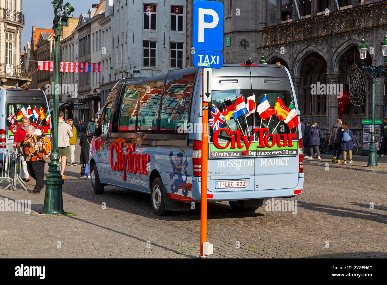 Der City Tour Bus hielt im Oktober an der Busstop Markt Haltestelle am Brügge Markt Markt in Brügge, Brügge, Belgien Stockfoto