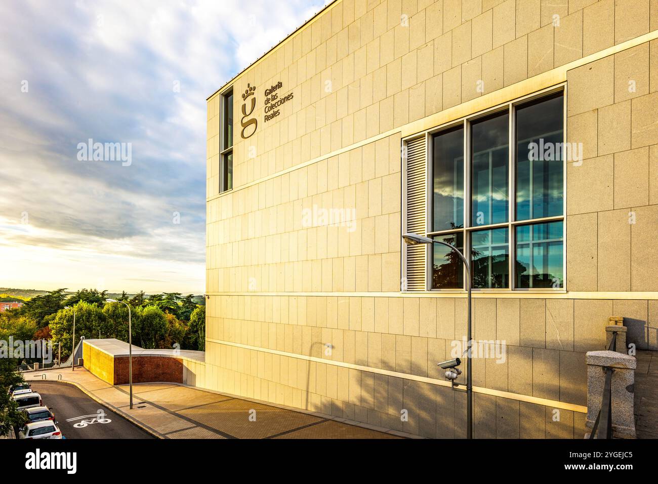 Madrid, Spanien - 1. November 2024. Südfassade der Royal Collections Gallery in Madrid, Spanien, mit minimalistischer Architektur. Stockfoto
