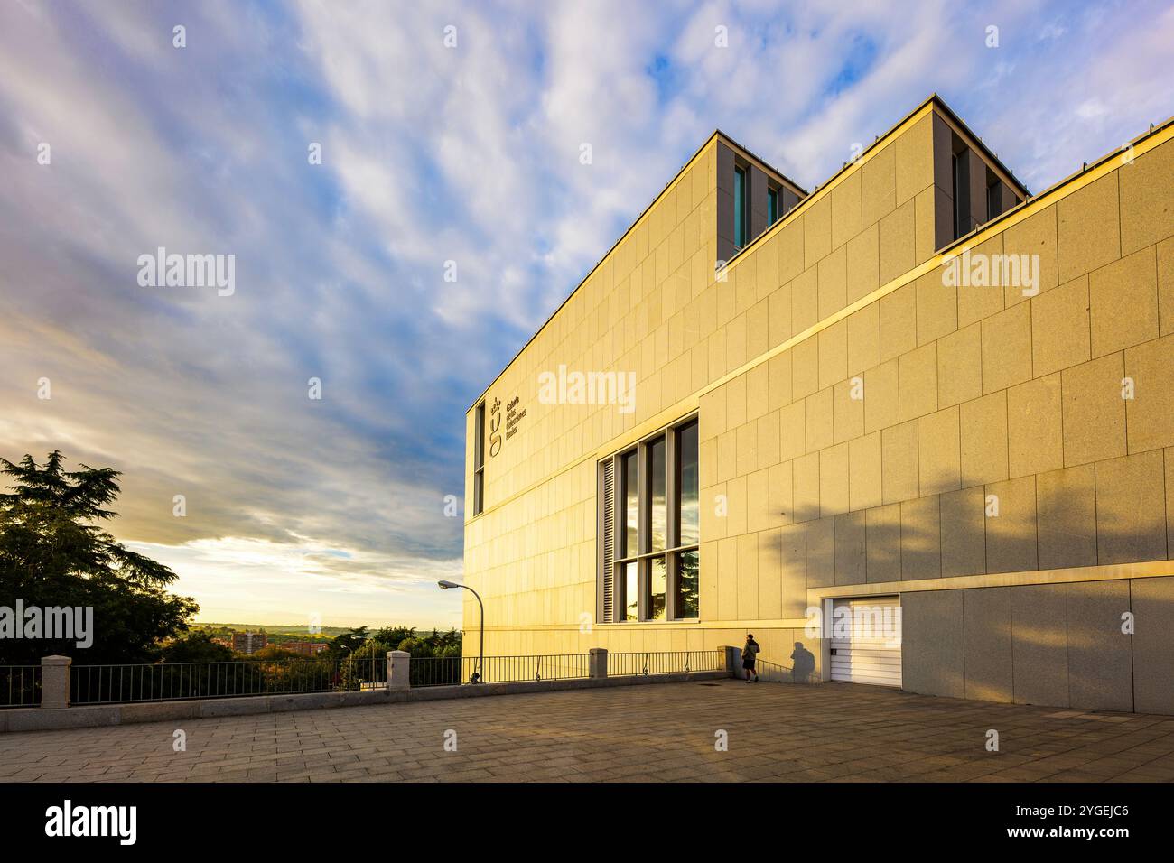 Südfassade der Royal Collections Gallery in Madrid, Spanien. Stockfoto