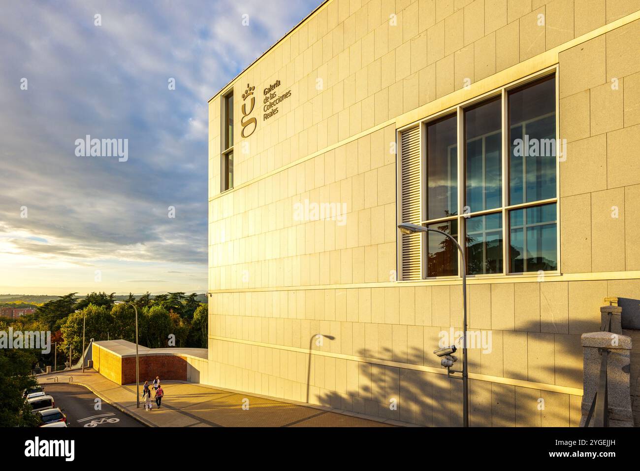 Südfassade der Royal Collections Gallery in Madrid, Spanien. Stockfoto