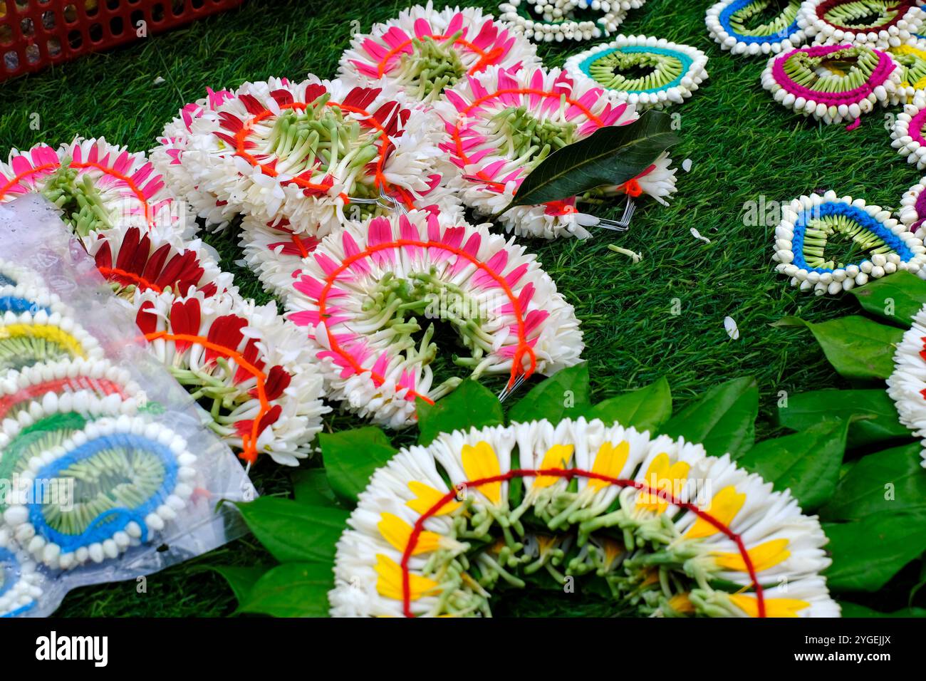 Indische Braut Haarschmuck, Braut Haarschmuck, Indische Blumen, frische Blumengirlande, Veni, Gajra zum Verkauf in Pune Market. Stockfoto